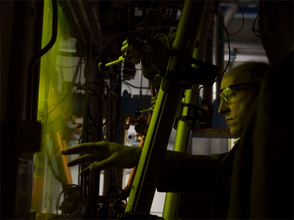 Paul Dabbar looks into a hot cell at the Radiochemical Processing Laboratory