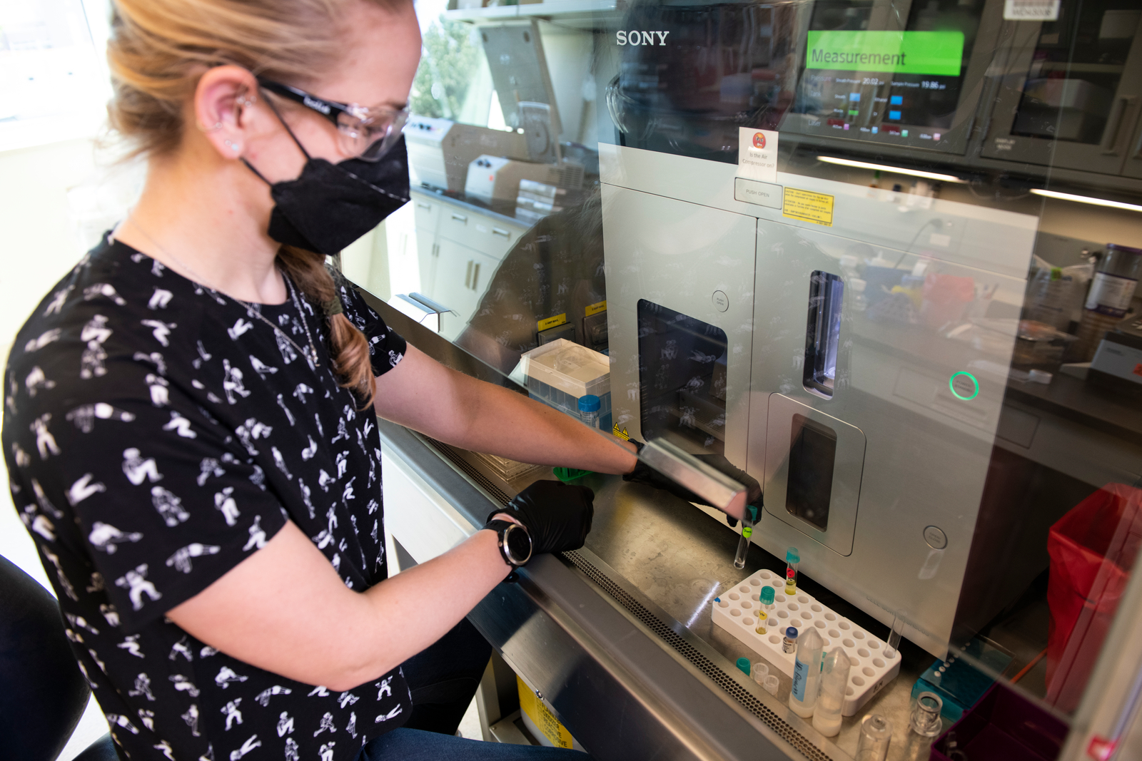 woman using scientific instrument to sort cells