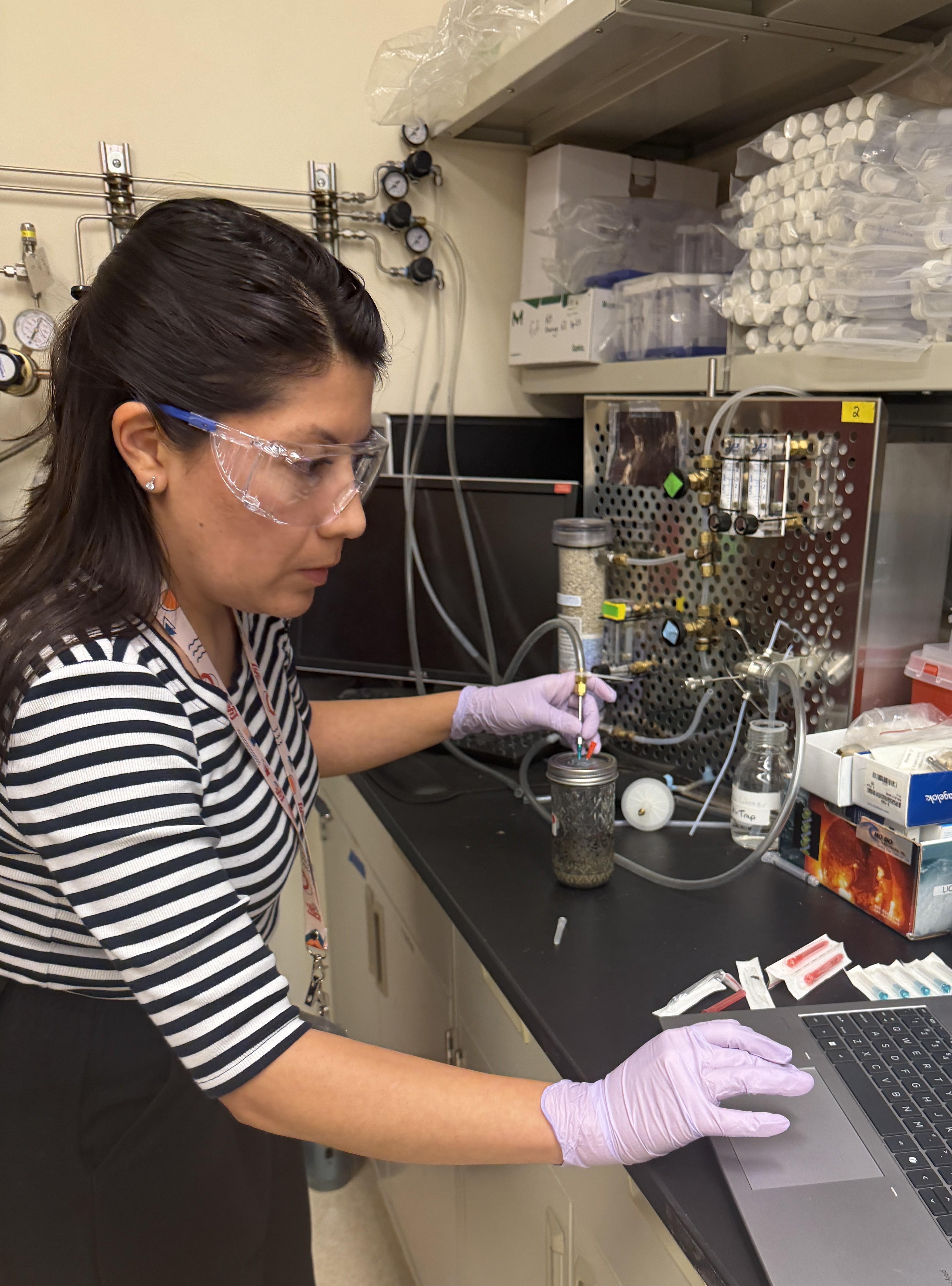 Viviana Freire Zapata in the lab