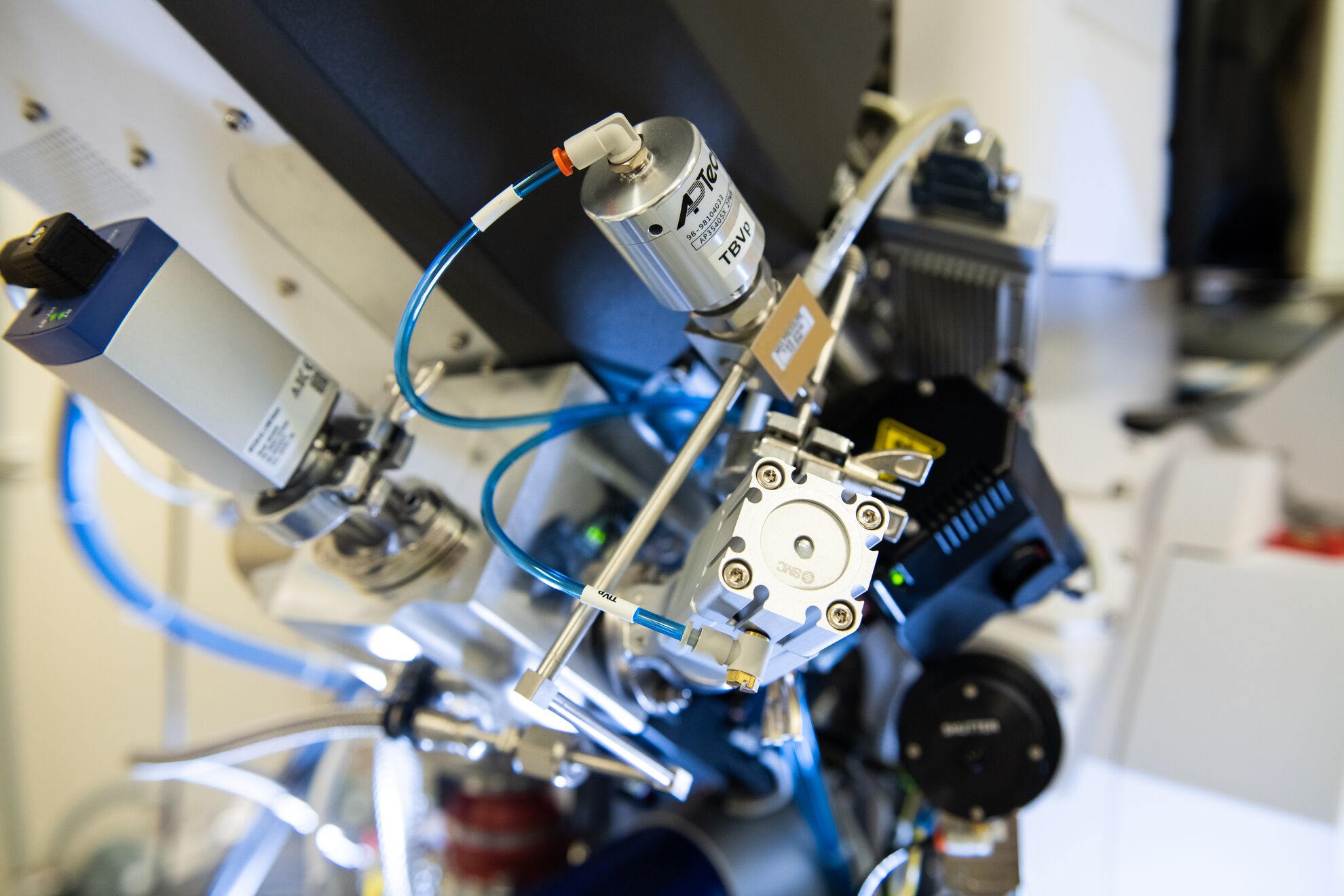 3410 electron microscope in a materials science laboratory