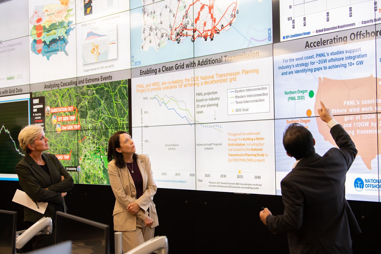 Secretary of Energy Jennifer Granholm and Senator Maria Cantwell visit PNNL (Photo credit Andrea Starr | Pacific Northwest National Laboratory)