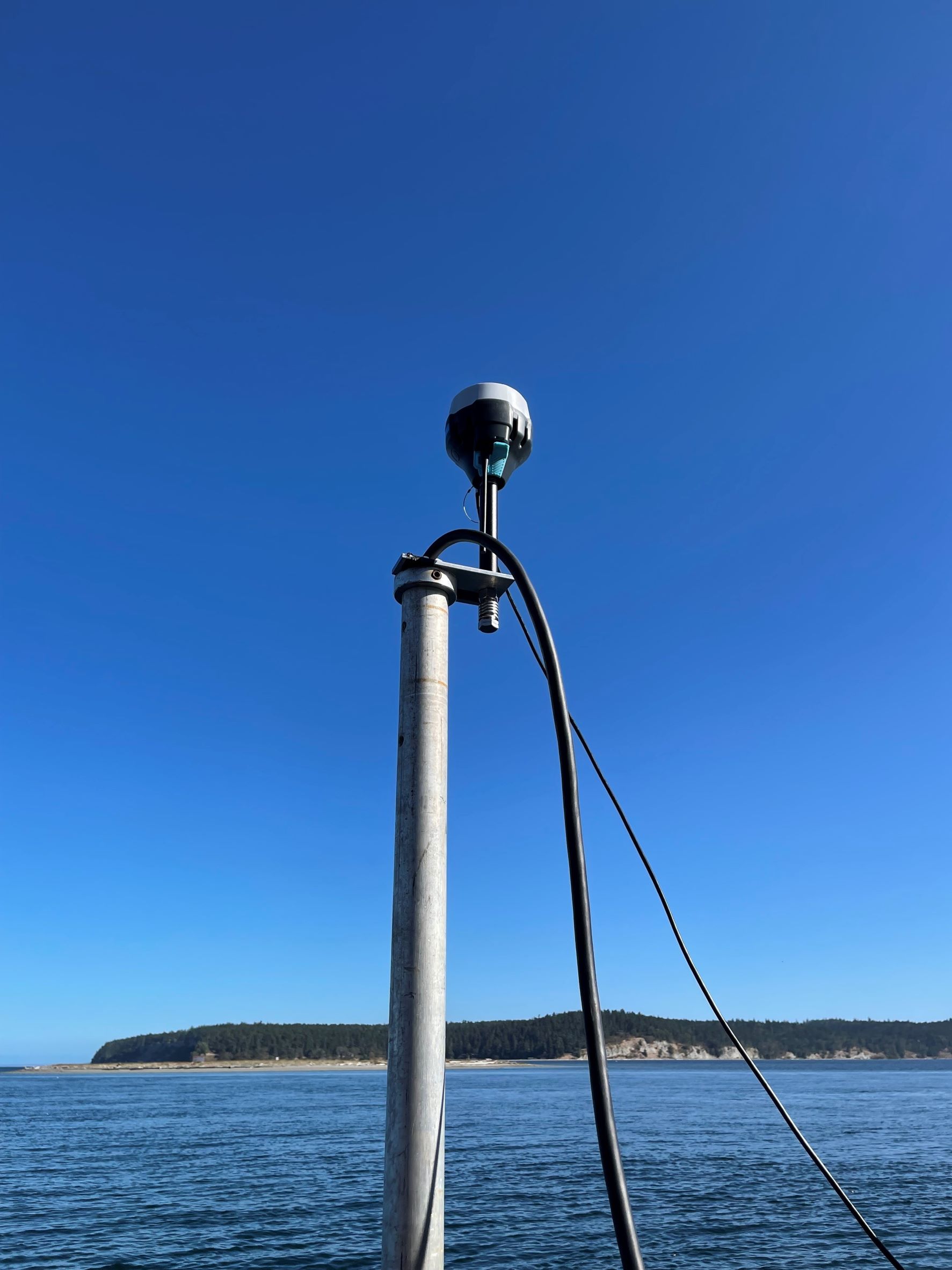 RTK-GPS receiver on top of USBL pole mount