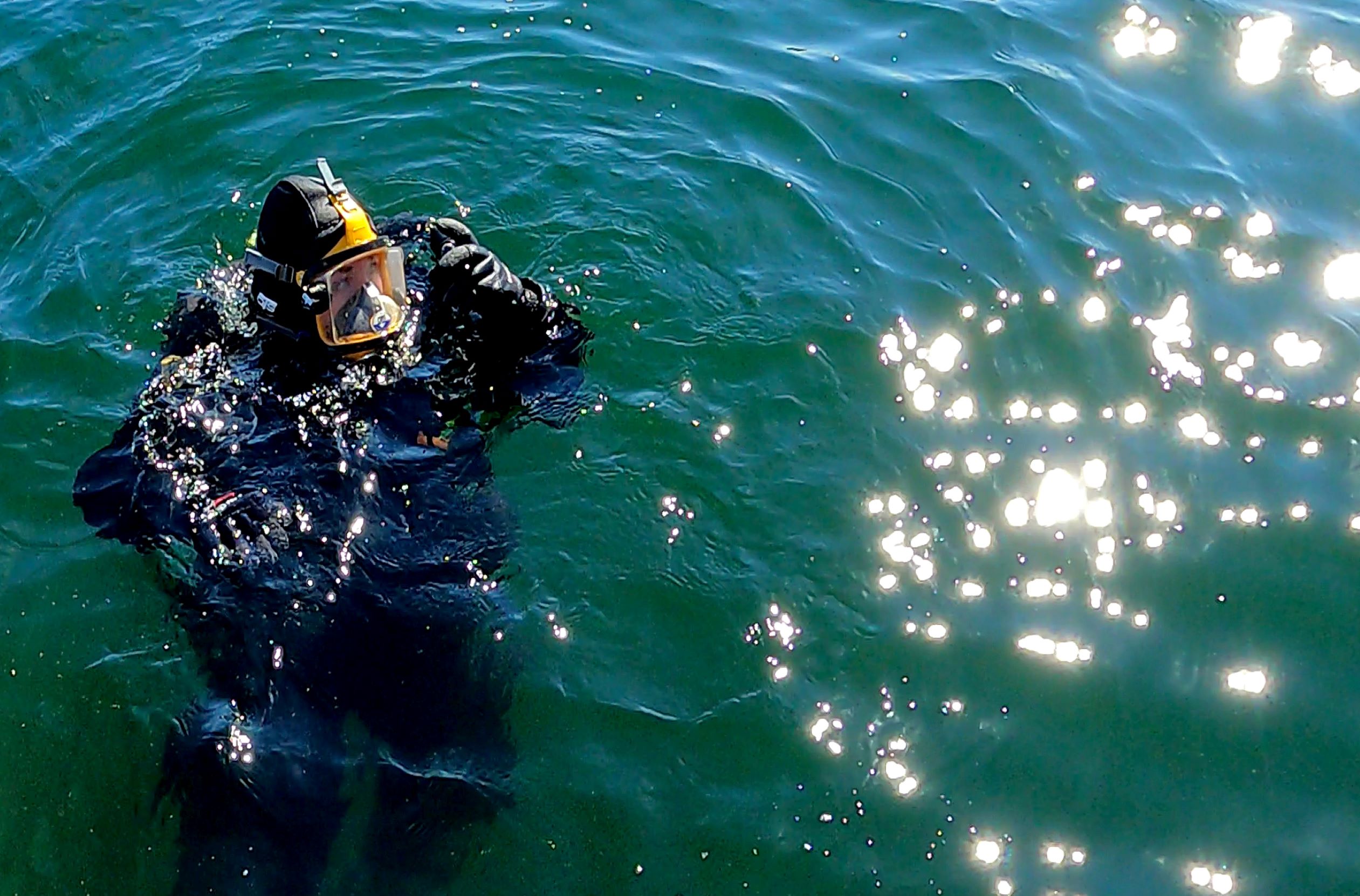PNNL diver Kailan Mackereth preparing to deploy inert unexploded ordnance in the Sequim Bay test bed.