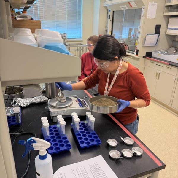 Photograph of Viviana Freire Zapata and Grace Tiegs in the lab