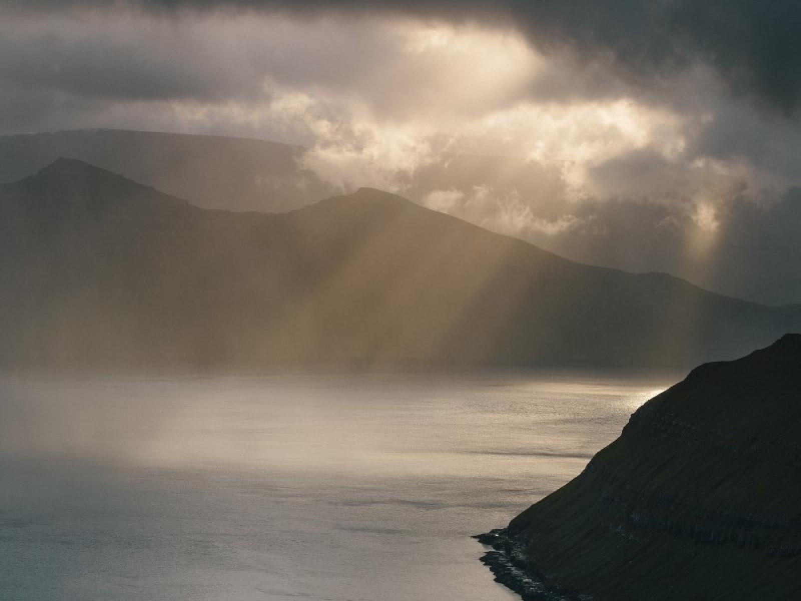  Faroe Islands clouds and sun rays