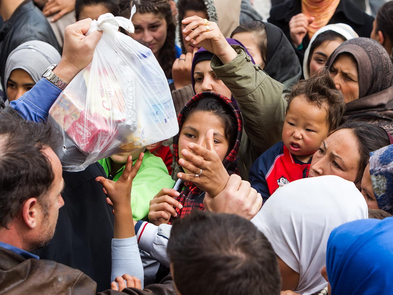 People receiving food. Food security in a future affected by climate change is under study.