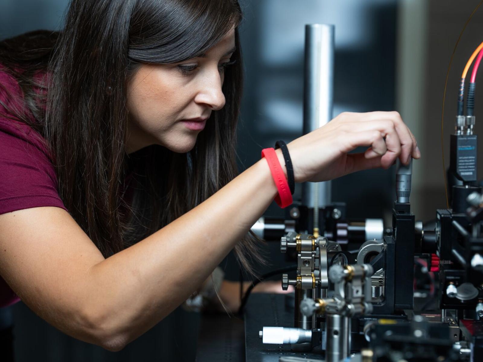 Photograph of Giovanna Ricchiuti adjusting a Mach–Zehnder interferometer