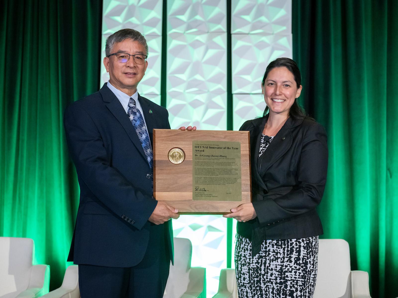 Jason Zhang holds his inventor award together with Vanessa Pena.