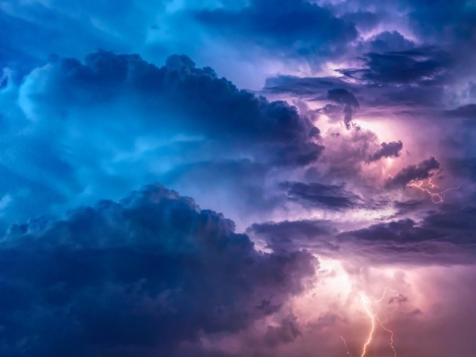 white lightning turns a blue sky pink