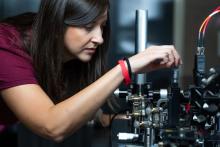 Photograph of Giovanna Ricchiuti adjusting a Mach–Zehnder interferometer