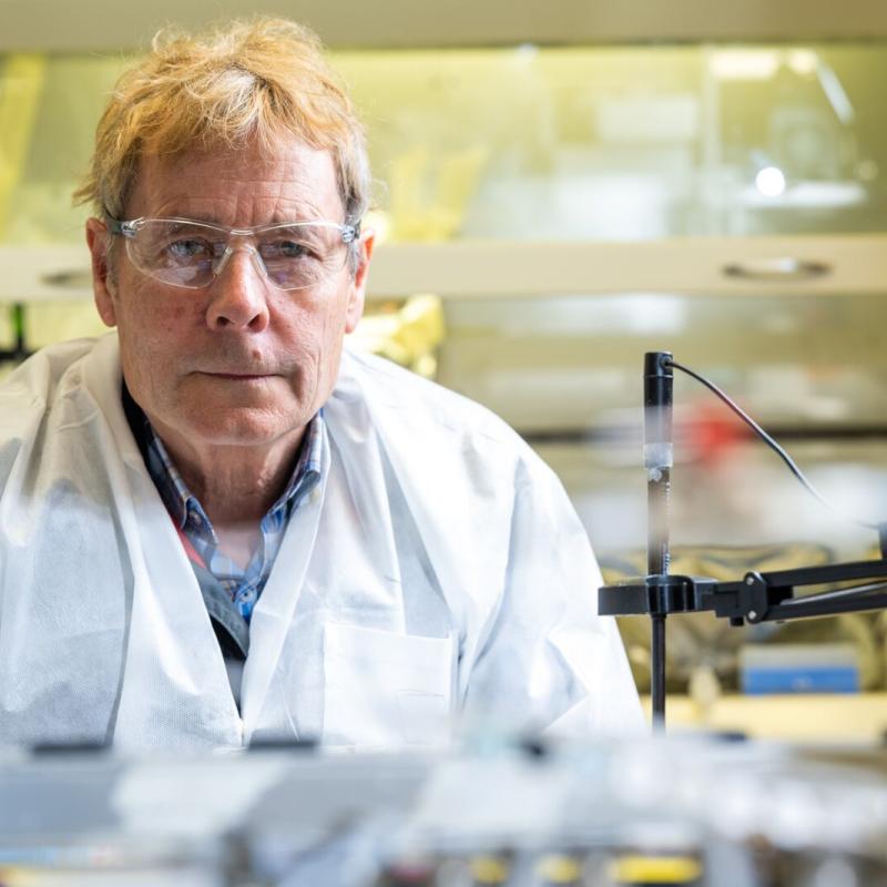 PNNL researcher Jim Szecsody works in the lab to unravel subsurface contamination.