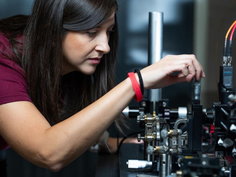 Photograph of Giovanna Ricchiuti adjusting a Mach–Zehnder interferometer
