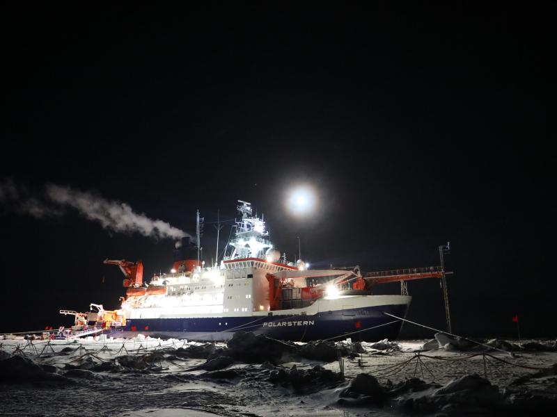 Image of the research vessel Polarstern on ice