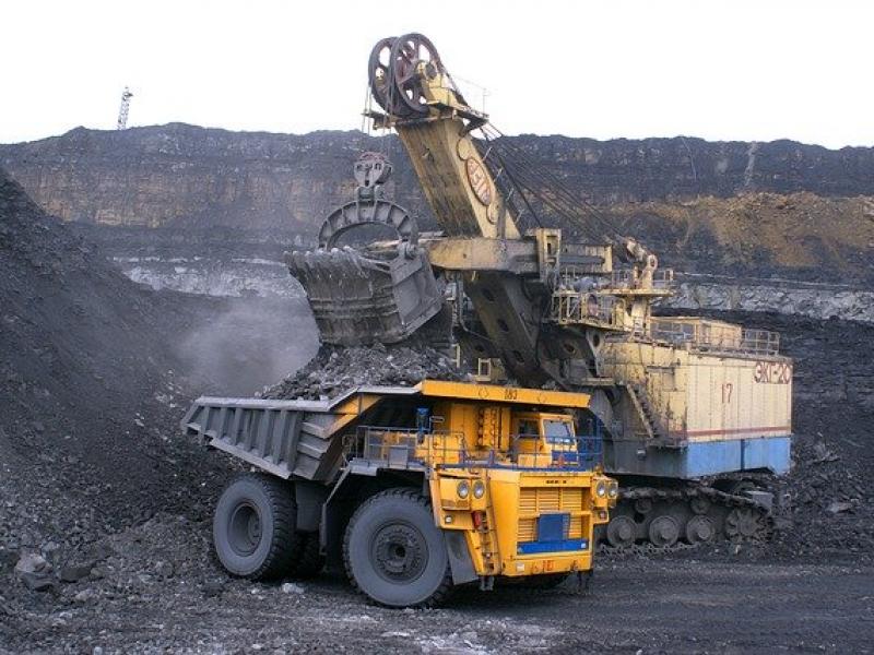 Loading a coal mining truck